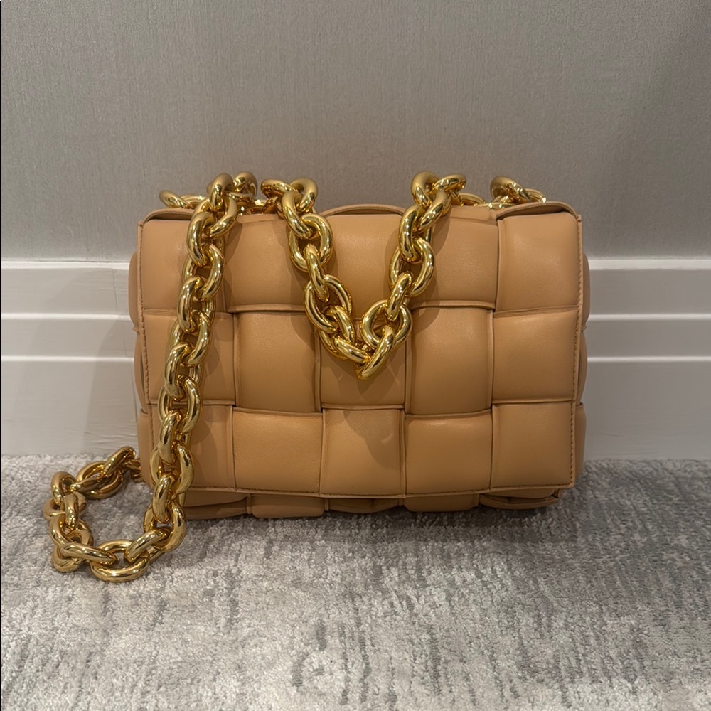 Bottega Veneta Elegant Tan Woven Chain Bag